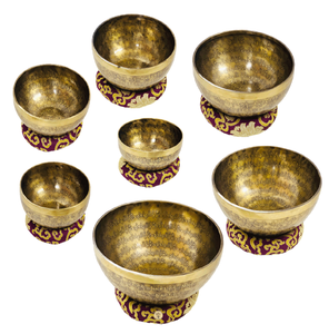 Juego de cuencos tibetanos de latón grabado antiguo con mazos y cojines, disponible a precios de mayorista. - Product Image 3