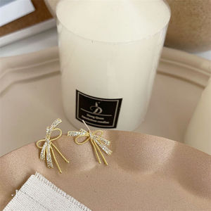 ต่างหูเงินแท้ 925 ประดับเพชรซิคอน ดีไซน์โบว์เก๋ไก๋ หรูหรา ทันสมัย เหมาะสำหรับผู้หญิง ใส่ไปงานปาร์ตี้ งานแต่งงาน งานหมั้น หรือเป็นของขวัญวันครบรอบ - Product Image 6