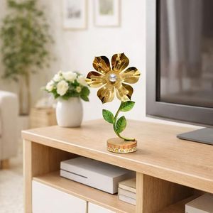 Decoración de flores metálicas doradas con centro de cristal y hojas verdes sobre base de madera para exhibición en mesa. - Product Image 3