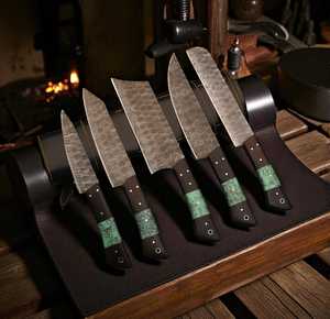 Ensemble de couteaux de chef en acier à haute teneur en carbone sur mesure de haute qualité, 5 pièces, ambidextres, finition polie, style traditionnel - Product Image 1