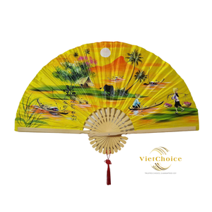 Éventail pliant traditionnel en bambou peint à la main VietChoice avec motif de scène rurale, souvenir - Product Image 1