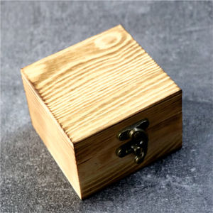 Boîte en bois rustique shabby chic polie à la main, petite boîte carrée en bois massif avec serrure en bronze vintage, boîte de rangement de bureau - Product Image 1