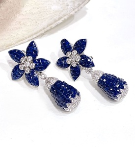 Pendientes colgantes de flor chapados en plata impecables con pedrería de cristal para mujer, estilo romántico para fiesta - Product Image 3