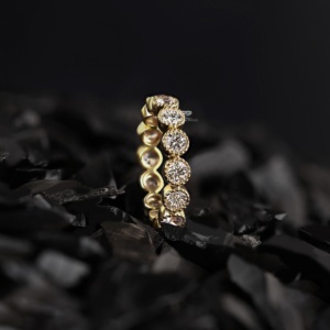 Bague d'éternité en or jaune 14 carats avec diamants de laboratoire sertis à la milgrain, bague de mariage empilable avec diamants ronds pour elle - Product Image 2
