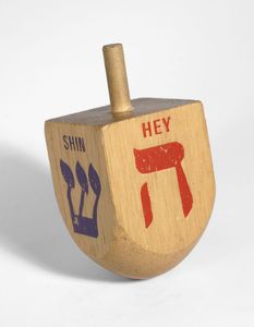 Dreidel de madera grabado personalizado con nombre de bebé, recuerdo judío para Hanukkah, regalo para las fiestas. - Product Image 3
