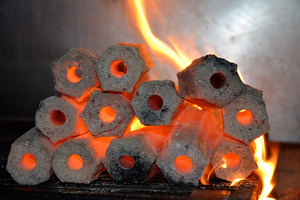 Charbon de bois en briquettes de sciure (bois dur) - Charbon sans fumée fabriqué à la machine à Hanoï, Vietnam, pour barbecues - Meilleur prix - Product Image 3