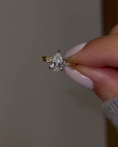 Anillo de compromiso con diamante ovalado cultivado en laboratorio certificado por IGI, oro macizo de 14K y 18K, banda de canal graduada de 7 piedras, venta al por mayor B2B de fábrica - Product Image 2