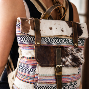 Sac à dos artisanal en toile et cuir de vachette, style western, tissé ethnique, pour femme, idéal pour les voyages et la randonnée. Prêt à être expédié depuis les États-Unis. - Product Image 2