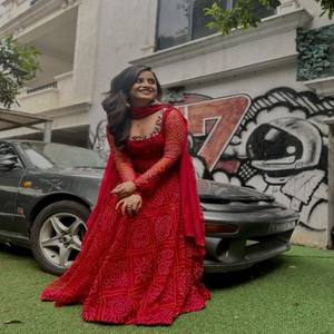 Robe VASTRA COTTAGE en Faux Georgette à Imprimé Bandhani Numérique avec Dupatta Brodé, Tenue Traditionnelle pour Soirée - Product Image 3