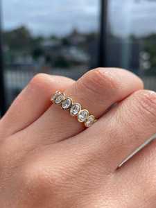 แหวนเพชรทรงรีสั่งทำพิเศษ ประดับเพชรครึ่งวงแบบ Eternity ทองคำแท้ 18K เครื่องประดับชั้นดี ของขวัญแต่งงานสำหรับคนรัก - Product Image 2