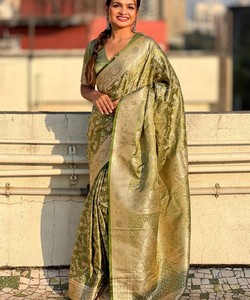 Sari de seda verde claro, estilo tradicional indio Banarasi, con borde decorado, para usar en ceremonias de boda. - Product Image 4