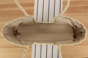 Añade un toque de elegancia fresca a tu atuendo con este bolso de hilo natural hecho a mano que exhibe una encantadora textura de red. - Product Image 3