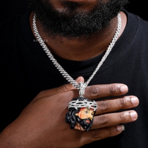 Colgante Esmaltado de Jesucristo con Corona de Espinas - Colgante de Plata de Ley 925 con Moissanita, Colgante de Moissanita con Corona de Espinas - Product Image 2