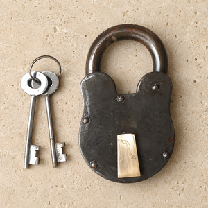 SHUBHAM Candado de Hierro Vintage Hecho a Mano con 2 Llaves a Juego, Candado de Seguridad de Hierro Negro Antiguo, Candado de Hierro Decorativo y Funcional - Product Image 1