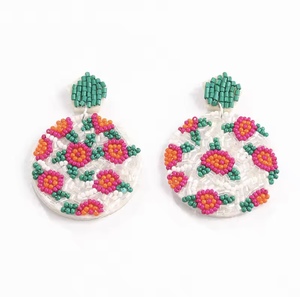 Nuevas llegadas: Pendientes clásicos unisex de cuentas de vidrio hechas a mano, estilo letra, color rosa Rani, de moda, con cuentas de semillas, para profesores. - Product Image 3