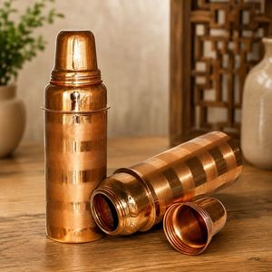 Bouteille d'eau et thermos en cuivre poli avec bandes en relief, couvercle à vis, design classique, réutilisable pour l'extérieur et le bureau - Product Image 3