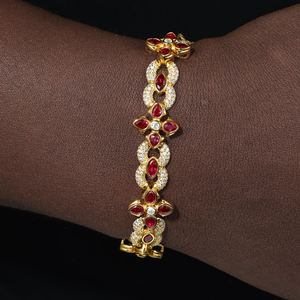 สร้อยข้อมือทองคำแท้ 18K ประดับทับทิมทรงดอกไม้ ดีไซน์ขอบเพชรทรงกลม เหมาะสำหรับทุกเพศทุกวัย สวมใส่ได้ทุกวัน - Product Image 3