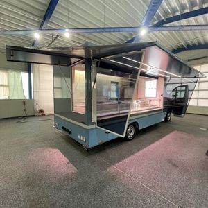 Configuration de cuisine haut de gamme pour food truck avec postes de travail en acier inoxydable, cuisinière, réfrigération et stockage - Product Image 6