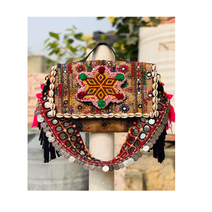 Bolso de mano bohemio BANJARA vintage de gamuza y cuero con flecos, bandolera con forro de algodón y patrón de borlas - Product Image 2