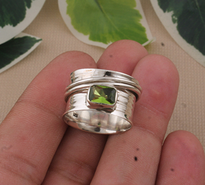 แหวนเงินแท้ 925 ประดับพลอยเพอริดอทดีไซน์คลาสสิกหรูหรา ทรงสี่เหลี่ยม งานแฮนด์เมด สำหรับผู้หญิง งานแต่งงาน งานปาร์ตี้ เครื่องประดับแฟชั่น ขายส่ง - Product Image 3