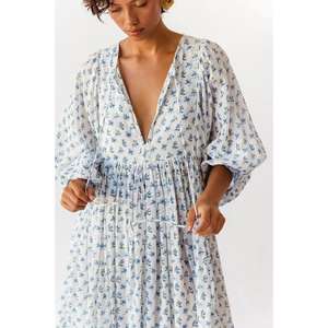 Vestido Kyra hecho a mano con estampado tradicional a bloques en tonos azules, de una longitud maxi, delicadamente adornado. - Product Image 4