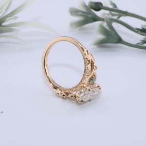 Bague de fiançailles vintage en or jaune avec diamant de laboratoire taille marquise, saphir vert inspiré de la nature en forme de feuille de vigne, halo caché, bijoux fins - Product Image 2