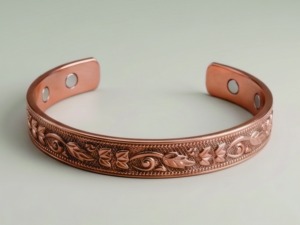 Bracelet manchette en cuivre gaufré, motif estampé, travail de relief détaillé, design gravé, surface gravée, bijoux en relief - Product Image 2
