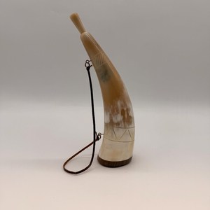 Corne à poudre vintage artisanale avec sangle en cuir, décoration rustique de style western pour la chasse et la collection - Product Image 3