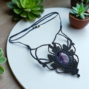 Collier en macramé d'améthyste naturelle fait main, pendentif bohème, cristal de guérison, tressé noir, réglable - Product Image 1