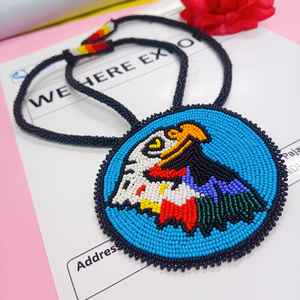 Collier pendentif aigle artisanal perlé avec perles blanches, rouges, jaunes, vertes, bleues, noires, violettes et cordon long pour un style artistique - Product Image 3