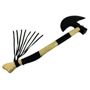 Hache Tomahawk avec manche en bois, tête noire et pompon décoratif - Product Image 4