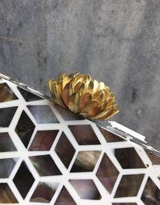 Pochette incrustée de nacre au design géométrique fait à la main pour les soirées, les mariages et les événements de mode de luxe - Product Image 5