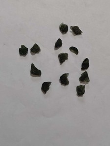 Pierres précieuses de Moldavite brute faites à la main, pierres brutes vertes naturelles, fournitures de fabrication de bijoux en cristal, vente en gros - Product Image 2