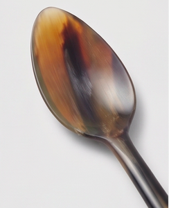 Ensemble de couverts de luxe en corne naturelle avec cuillère en acier inoxydable poli, idéal pour les dîners élégants, les hôtels et les restaurants. - Product Image 2
