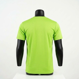 Camiseta deportiva ajustada de poliéster y spandex transpirable para hombre, ideal para correr y hacer ejercicio en el gimnasio. - Product Image 3