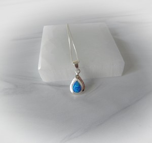 Collar de ópalo azul, colgante de ópalo en forma de lágrima de plata de ley, joyería de piedra de nacimiento de octubre, regalo asequible para ella - Product Image 1