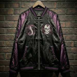 เสื้อแจ็คเก็ตสไตล์ญี่ปุ่นแบบซูกะจัง ผ้าซาตินสองสี เสื้อโค้ทบอมเบอร์ผู้ชาย ปักลายหัวกะโหลก งู และดอกกุหลาบ ดีไซน์วินเทจ เสื้อแจ็คเก็ตของที่ระลึก - Product Image 5