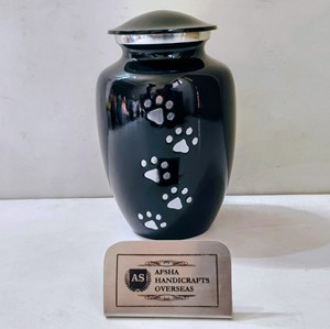 Hermosas urnas funerarias europeas de color gris oscuro con patas plateadas y palomas, ecológicas, duraderas, para cenizas de cremación, de metal. - Product Image 1