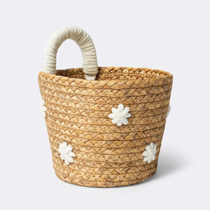 Panier de rangement rond tressé avec décor floral blanc, fait main, style bohème, organisateur pour salon, artisanat en fibres naturelles - Product Image 1