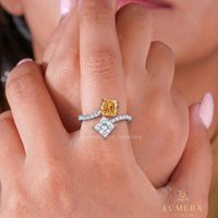 Anillo de compromiso Toi et Moi de oro blanco con diamantes de corte princesa y almohada en amarillo y blanco, banda cruzada de lujo.