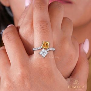 Bague de fiançailles Toi et Moi en or blanc avec diamants fantaisie jaunes et blancs taille coussin et taille princesse, et bande statement croisée de luxe - Product Image 5