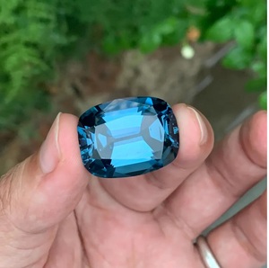 Topacio Azul de Londres Natural, 26x20x14mm, Corte Cojín Alargado, Gema Facetada de 65 Quilates, Tratada Térmicamente para Colgante - Product Image 5