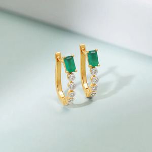Boucles d'oreilles créoles rectangulaires vert émeraude avec accents ronds sertis clos - Product Image 4
