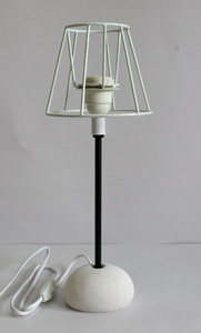 Lampe artisanale moderne en marbre crème et fer forgé avec abat-jour en forme de fleur, de qualité supérieure pour les marchés internationaux - Product Image 5
