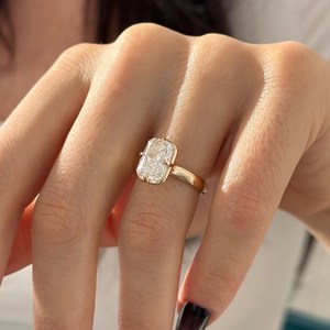 Anillo Solitario de Diamante Cultivado en Laboratorio de 3 Quilates, Corte Radiante, E VVS2, Banda Gruesa, Engaste Único de Catedral con Puntas y Bisel, Certificado IGI - Product Image 3