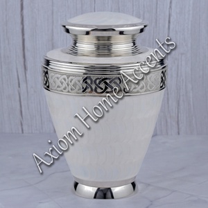 Urne intemporelle en laiton pour cendres avec finition polie Souvenir commémoratif décoratif par Axiom Home Accents - Product Image 5