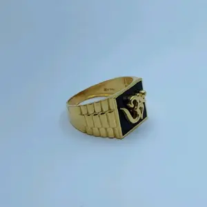 Anillo con Símbolo Om, Incrustaciones de Esmalte Negro, Oro Puro, Joyería Hindú Espiritual, Anillo Devocional Masculino de Oro de 22K, Venta al Por Mayor - Product Image 2