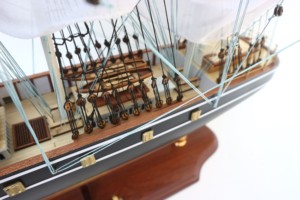 Maqueta de Barco de Madera Hecha a Mano CUTTY SARK EDICIÓN ESPECIAL, Color Dorado Metálico, Pintada, para Decoración Navideña del Hogar - Product Image 3