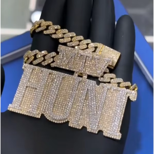 Collier personnalisé avec pendentif grande plaque nominative, lettres initiales, serti de pierres Moissanite, pour femme - Product Image 1