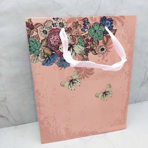 Bolsa de Regalo de Cartón de Lujo con Diseño Floral de Mariposas Rojo Anaranjado, Impresión Digital y Asa de Cinta - Product Image 1